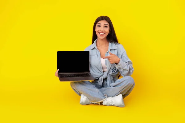 Boldog nő mutat fekete üres laptop képernyő — Stock Fotó