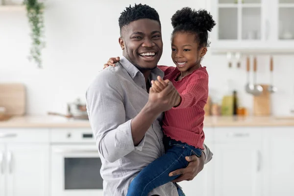 Mutlu siyah baba kucağında küçük tatlı kızı — Stok fotoğraf