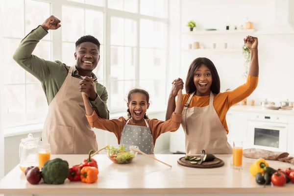 Neşeli Siyah Aile Titreşen Yumruklar El ele tutuşarak Mutfakta Kutlama — Stok fotoğraf
