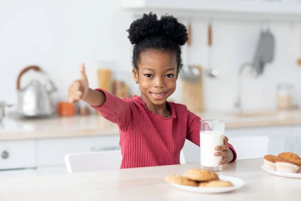 아프리카계 미국 아이가 우유를 마시고 엄지 손가락을 드러내는 행복 한 모습 — 스톡 사진