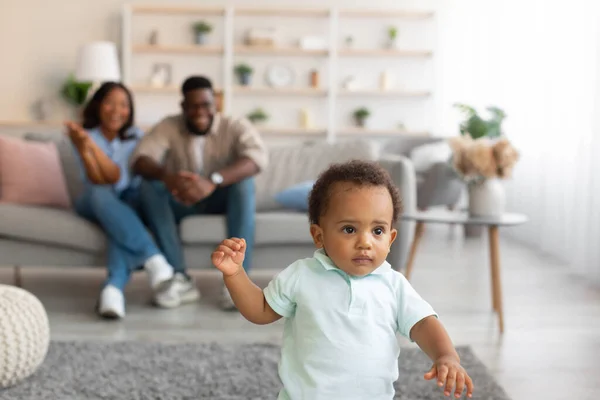 Niño negro caminando en la sala de estar dando los primeros pasos — Foto de Stock