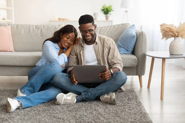 Portret van Afro-Amerikaans echtpaar met behulp van personal computer — Stockfoto