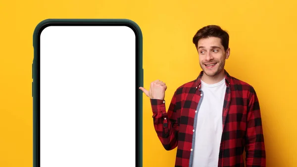 Hombre que presenta gran pantalla vacía de teléfono inteligente blanco — Foto de Stock