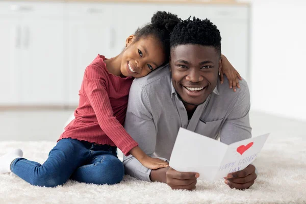 Söt liten svart flicka hälsar sin pappa med fars dag — Stockfoto
