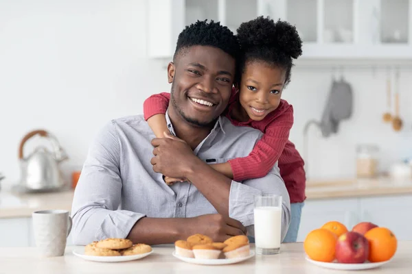 Portret rodzinny amerykańskiego ojca i córki jedzących śniadanie — Zdjęcie stockowe
