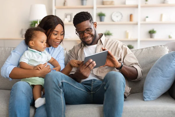 Retrato de familia negra usando tableta digital en casa — Foto de Stock
