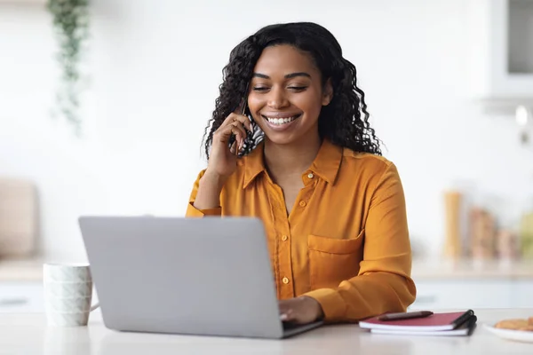 Freelancer mulher bonita preta trabalhando em casa — Fotografia de Stock