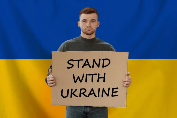 Jovem segurando banner com suporte de inscrição com a Ucrânia, colagem — Fotografia de Stock