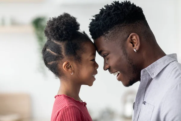 Tatlı siyah baba ve kızının alınlarına dokunuşunun yan görüntüsü — Stok fotoğraf