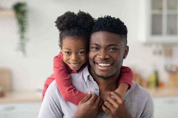 Mooi klein meisje meeliften haar knappe papa — Stockfoto