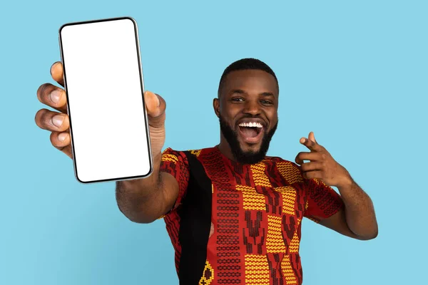 Mockup móvel. Homem negro excitado apontando para o grande smartphone em branco na mão — Fotografia de Stock