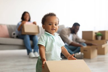 Mutlu siyah aile yeni bir daireye taşınıyor.