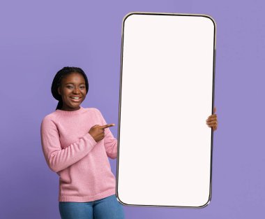 Mobil Model. Siyah kadın büyük beyaz telefon ekranını işaret ediyor.