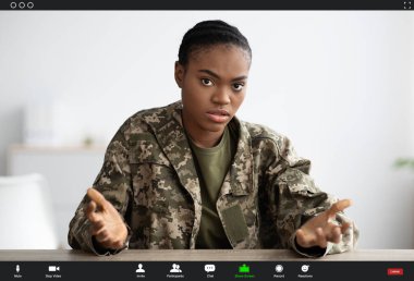 Görüntülü Görüntü Görüntüsü. Ciddi Siyah Asker Kadın Kameraya Konuşuyor ve Hareket Ediyor