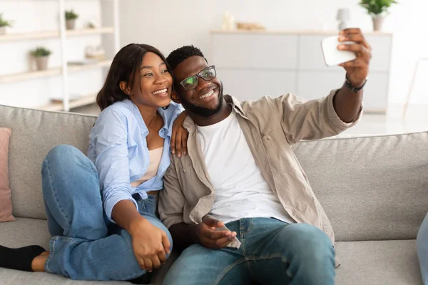 Portrét šťastného černošky pár brát selfie spolu doma — Stock fotografie