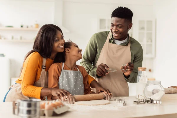 Familia afroamericana horneando usando formas haciendo galletas en la cocina — Foto de Stock
