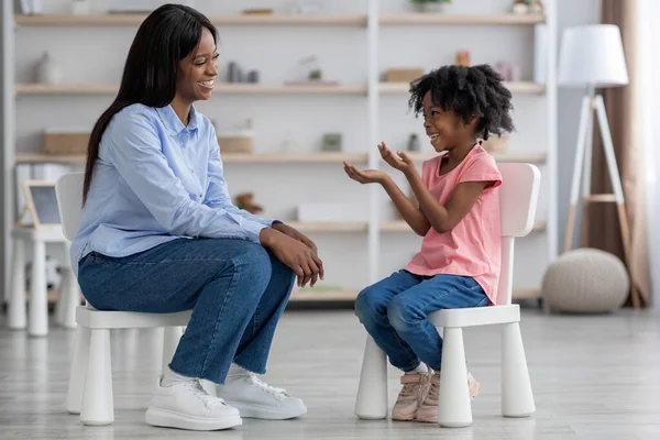 Емоційна мила маленька чорна дівчинка в офісі дитячих психологів — стокове фото