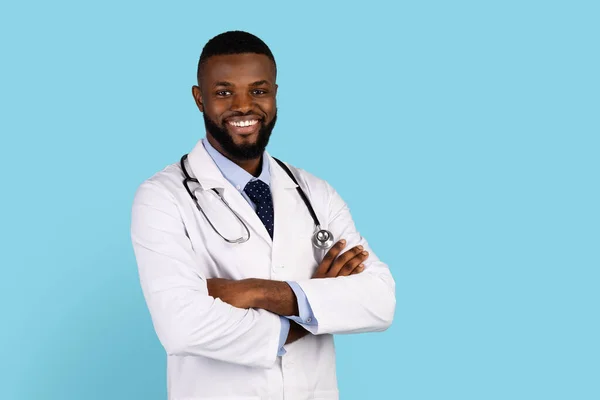 Tıbbi Hizmetler. Katlanmış Kollu Üniformalı Yakışıklı Siyah Erkek Doktor — Stok fotoğraf