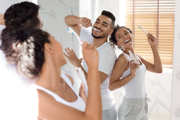 God morgon, fröken. Glada Millennial Arabiska Par Dansar I Badrum Medan Borsta Tänder — Stockfoto