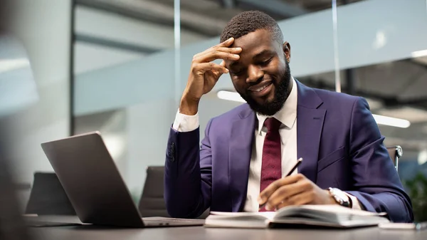 Pozitivní černý manažer pracující v moderní kanceláři — Stock fotografie