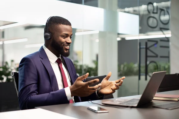 CEO afroamericano feliz teniendo videollamada en la oficina — Foto de Stock