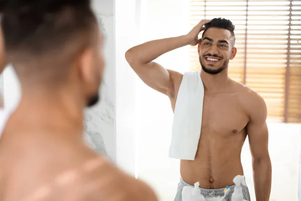 Guapo sin camisa de Oriente Medio hombre con toalla en el hombro posando en el baño — Foto de Stock