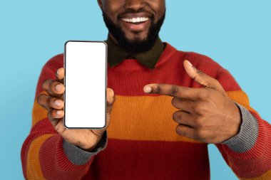 Mobil Teklif. Elinde siyah akıllı telefonu gösteren gülümseyen siyah adam.