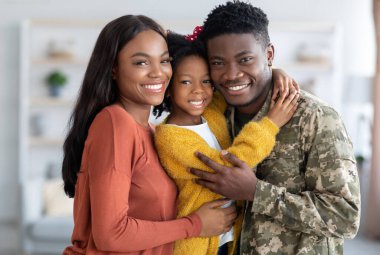 Askeri Aile. Eşi ve kızı olan Afrikalı Amerikalı Erkek Asker Portresi