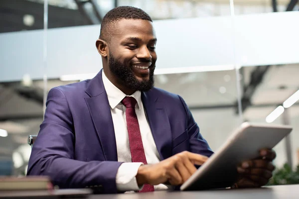 Feliz hombre de negocios afroamericano utilizando tableta digital moderna — Foto de Stock