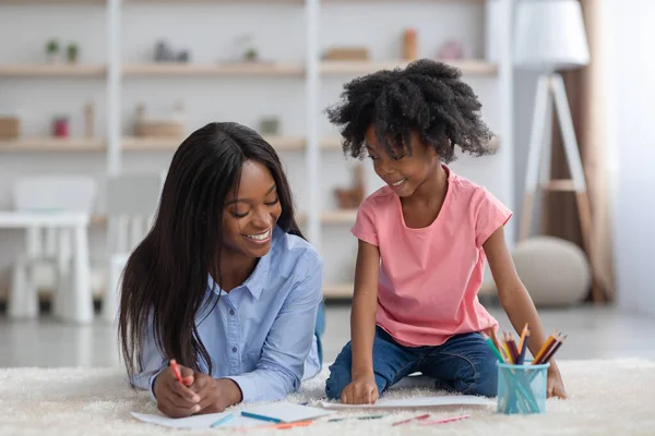 Aantrekkelijke zwarte moeder besteedt tijd met haar kleine dochter — Stockfoto