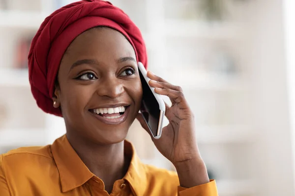 Primo piano della felice signora afro-americana che parla al telefono — Foto Stock