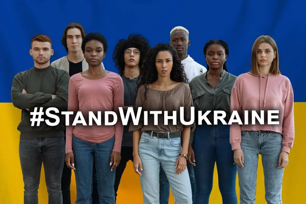 Hashtag Stand com a Ucrânia em camadas sobre grupo multiétnico de pessoas, Colagem — Fotografia de Stock