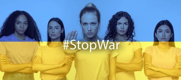 Alto a la guerra. Señoras multiétnicas enojadas gestos Stop Sign —  Fotos de Stock