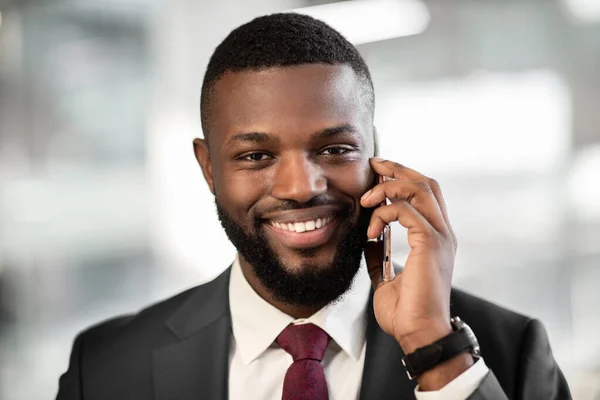 Joyeux beau noir homme d'affaires parlant au téléphone, busienss centre intérieur — Photo