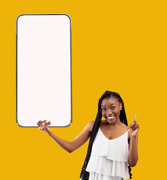 Gran aplicación. Alegre afroamericana hembra celebración grande en blanco Smartphone — Foto de Stock