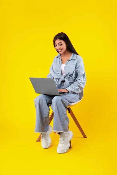 Vidám fiatal nő használja laptop a stúdióban — Stock Fotó