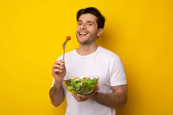 Retrato de cara sorridente segurando placa com salada — Fotografia de Stock