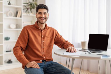 Arap İşçi Siyah Boş Ekranlı Dizüstü Bilgisayarı Gösteriyor, Model