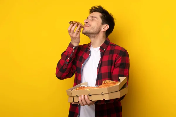 Happy Guy Holding Box Biting Pizza At Studio — Stock Photo, Image