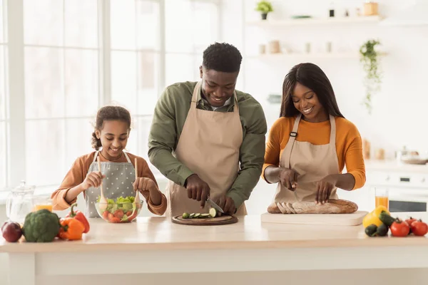 Mutlu Afrikalı Aile Mutfakta Sebze ve Ekmek Kesiyor — Stok fotoğraf