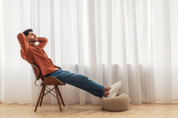 Árabe homem tendo descanso em casa no sofá — Fotografia de Stock