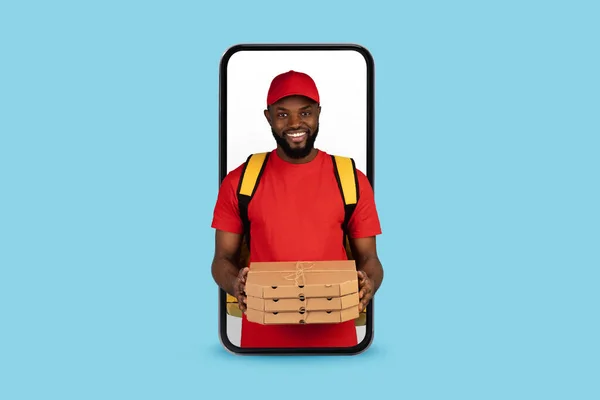 App för leverans av livsmedel. Svart Kurir kille med Pizza tittar ut ur Smartphone — Stockfoto