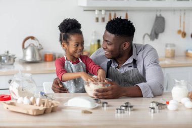 Güzel Afro-Amerikan ailesi evde kurabiye yapıyor.