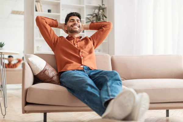 Arabo uomo avendo riposo a casa sul divano — Foto Stock