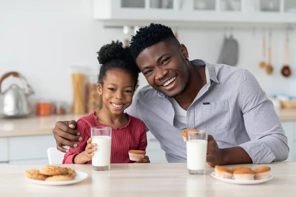Šťastný africký americký rodina se snídaní doma — Stock fotografie