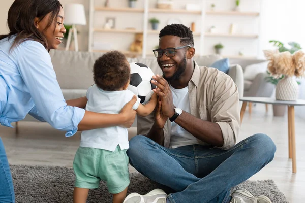 Retrato de família negra feliz sorrindo jogando em casa — Fotografia de Stock