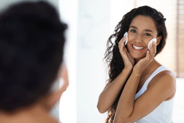 Konsep Skincare. Wanita muda yang ceria menggunakan dua kapas untuk membersihkan kulit — Stok Foto