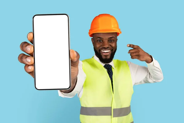 快乐的非洲裔美国建筑工人手握空白智能手机 — 图库照片