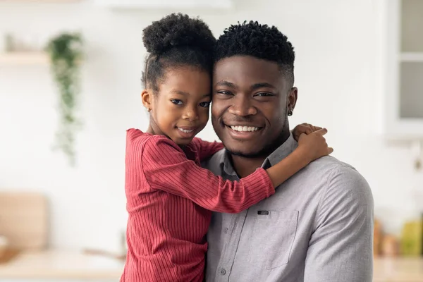 Portret van vrolijke zwarte vader en dochter glimlachend op de camera — Stockfoto