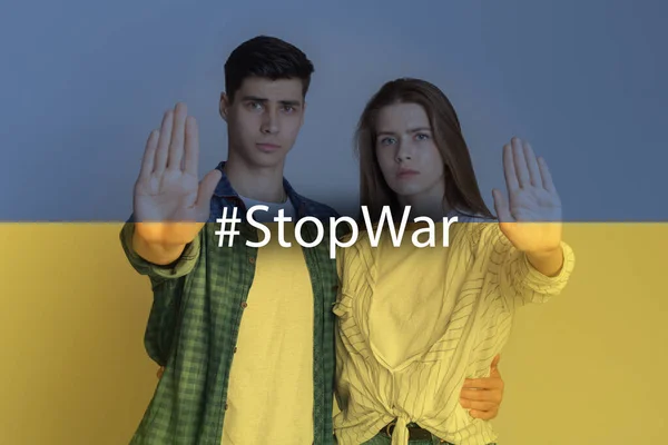 Ukrainska par Gesturing Nej, människor ber att stoppa rysk aggression — Stockfoto